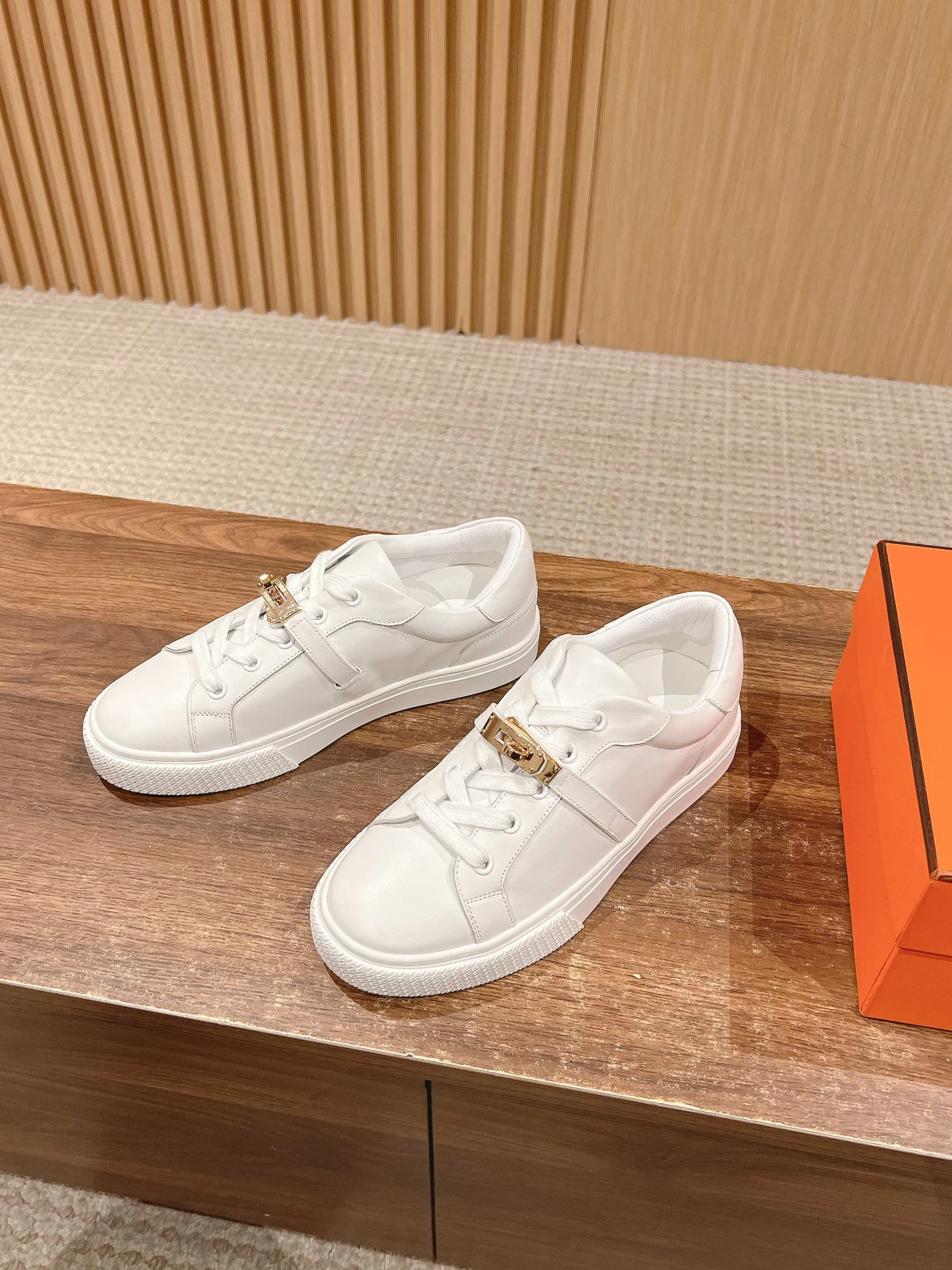 👟👟Ex-factory price 480👟👟 𝐇𝐄𝐑𝐌𝐄𝐒 Hermès classic couple style #𝐊𝐞𝐥𝐥𝐲 buckle casual white skateboard shoes. They will not conflict with shoes at all. Full of unknowns, Hermès rarely produces flat casual shoes and they are paired with classic palladium-plated Kelly shoe buckles! People will fall in love with it at first glance. It is very versatile ~ you can wear it with skirts and pants at will. 🉑️Close your eyes and look super noble. ❥ MATERIAL Specific cowhide/canvas material, sheepskin lining, original molded TPU outsole Size: 35-44